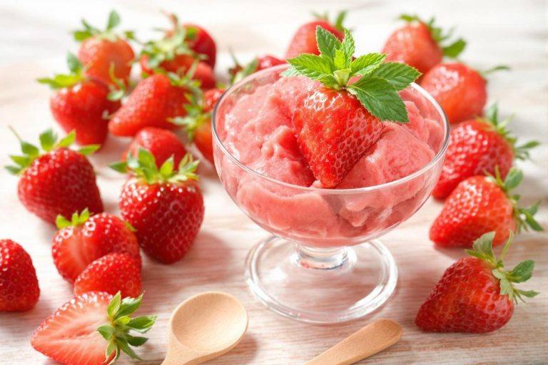 Ce chef livre son astuce pour préparer un délicieux sorbet aux fraises avec son blender.jpg