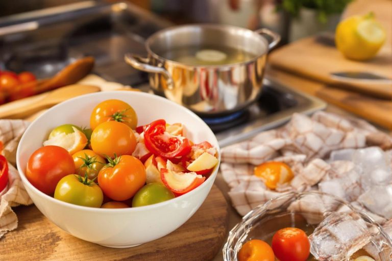 Cette technique de grand-mère pour peler les tomates sans les abîmer est approuvée depuis des générations.jpg