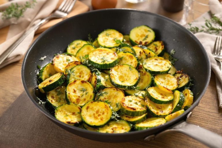 Comment cuire les courgettes à la poêle ? L’astuce toute bête d’une cuisinière pour éviter qu’elles ne brûlent.jpg