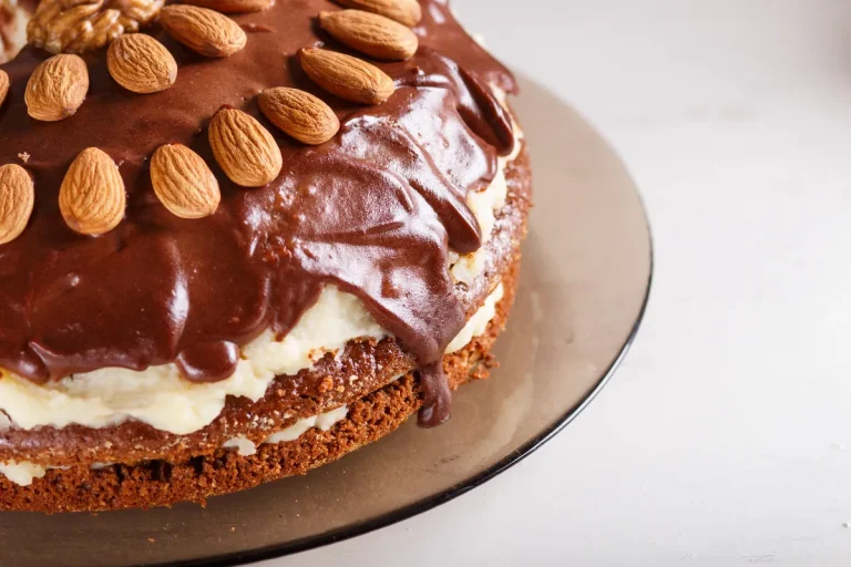 decouvrez-pourquoi-cette-recette-de-cake-au-chocolat-et-aux-amandes-notee-48-5-est-la-favorite-des-utilisateurs-de-marmiton