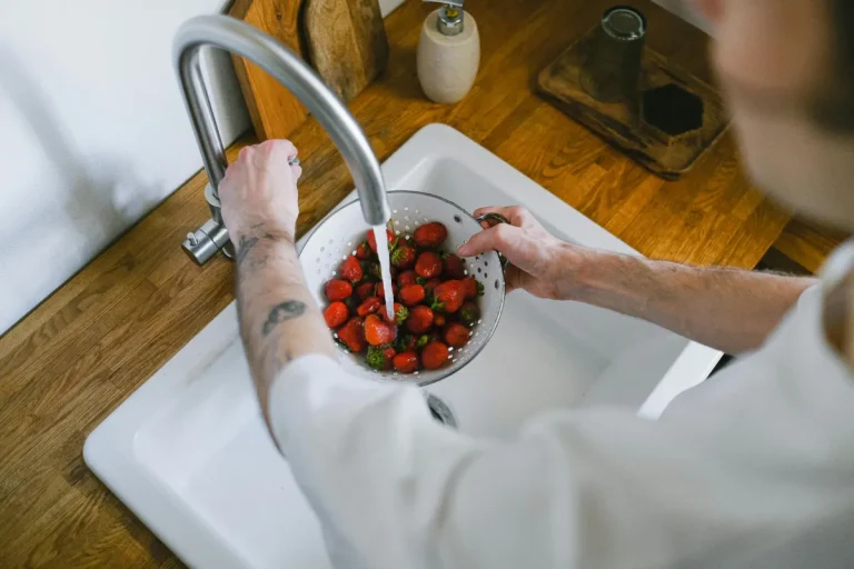 pourquoi-rincer-vos-fraises-sous-leau-est-insuffisant-astuces-pour-eliminer-les-pesticides-efficacement